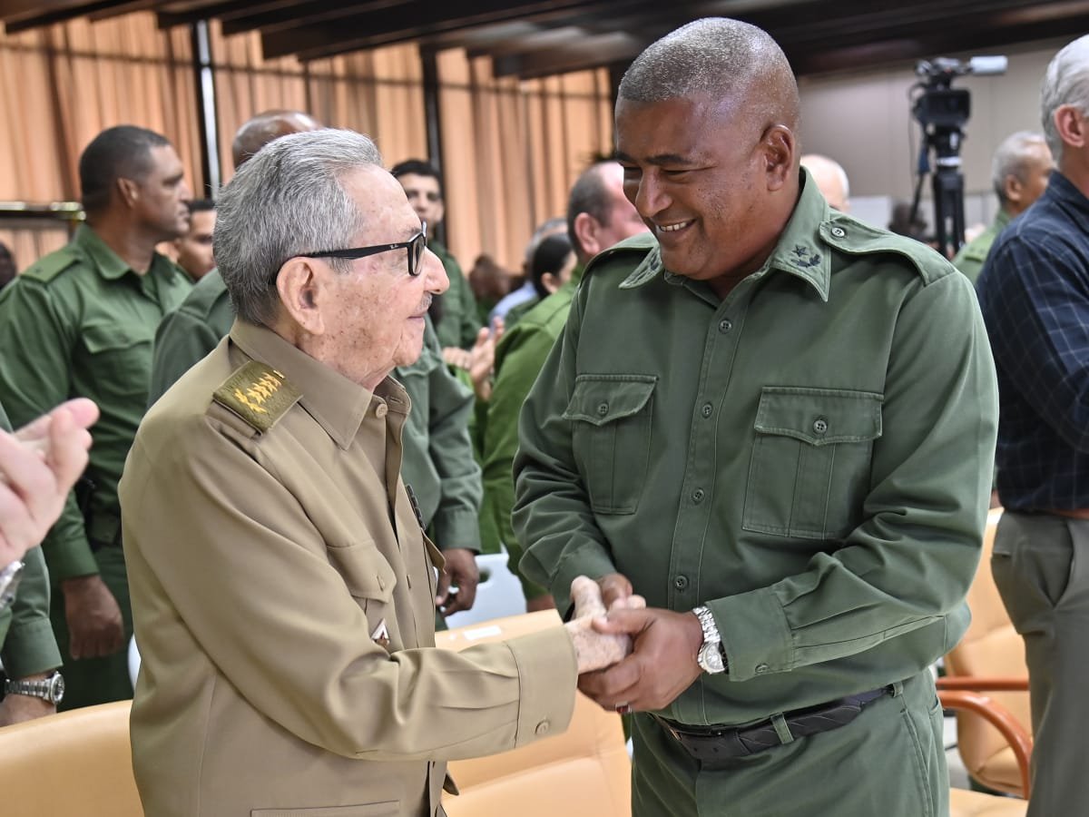 MMarreroCruz's tweet photo. Nuestro reconocimiento, admiración y gratitud a los combatientes de Seguridad Personal, quienes son, como los ha llamado el General de Ejército, una familia leal.

La dirección de la Revolución siempre ha contado con su firmeza e incondicionalidad. 

#100AñosConFidel 
#RaúlEsRaúl https://t.co/ycsfNelwK1