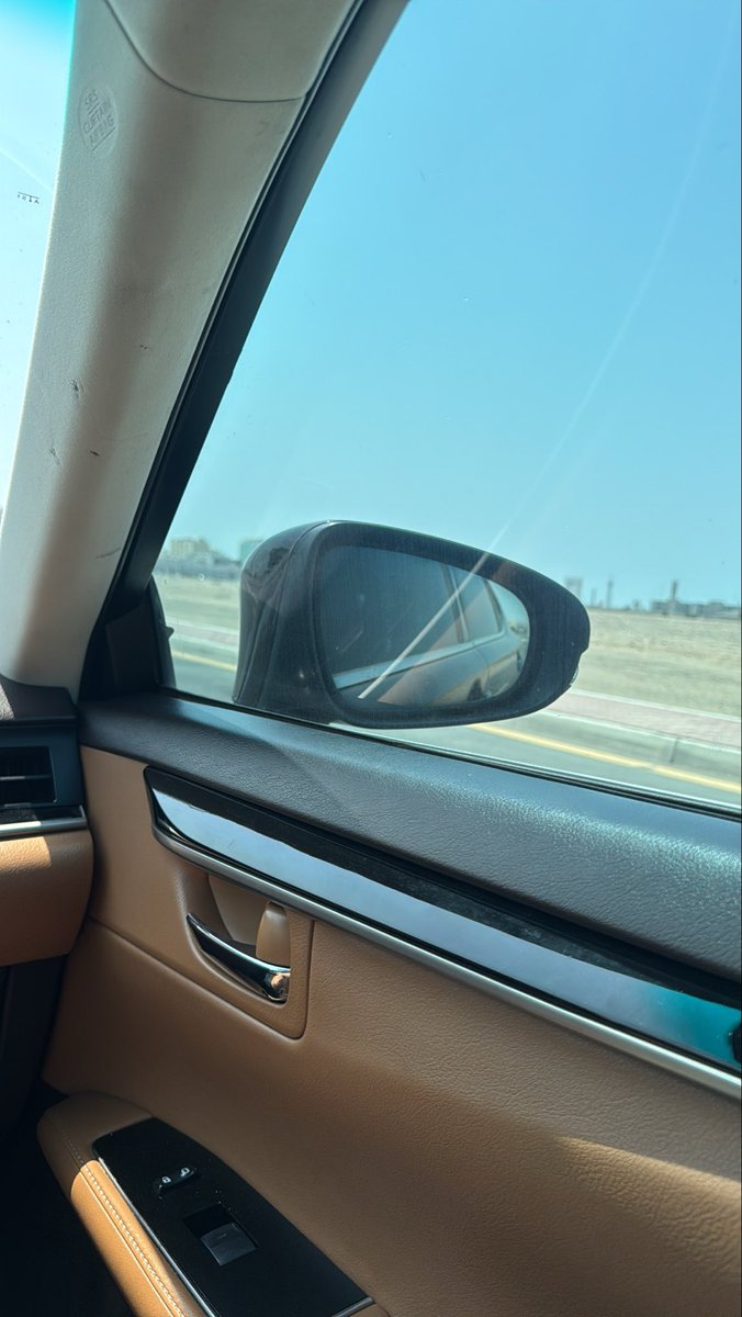 oln1i's tweet photo. كيف اوصّل رغبتي حدّ اكتفائي ؟
وكلّ حاجه في يديّ .. الّا يديها

راحت وماراح حبّي وانتمائي 
كلّ ماحقّقت حلم، أقول: ابيها https://t.co/lrx1jHTPCP