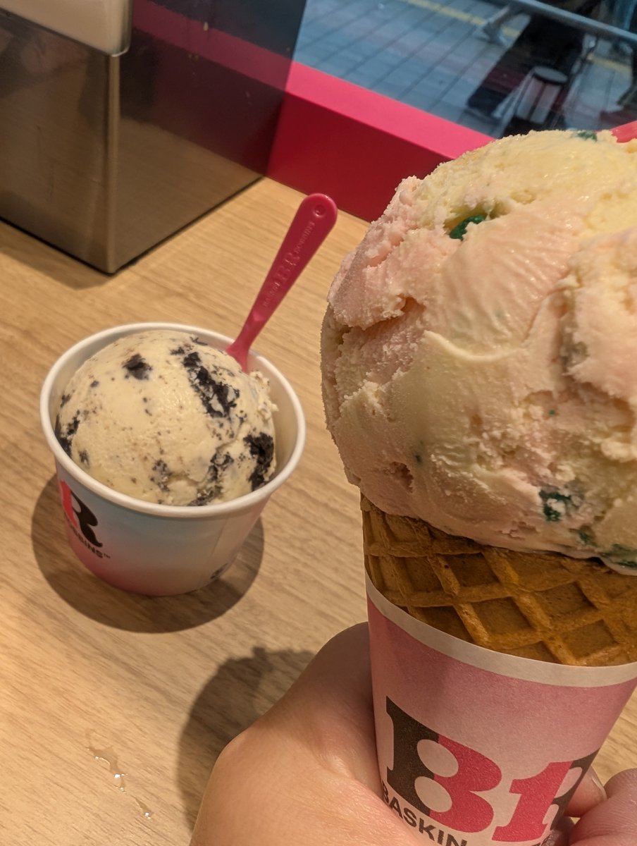 megusukepen's tweet photo. 娘の用事でお出かけ行ってきました!ガチャガチャトイストーリー5めじるしアクセサリー回したり、サーティワン食べたり、月見パイ食べたり、推しグッズ買ったりしました! https://t.co/7etSHFuMjs
