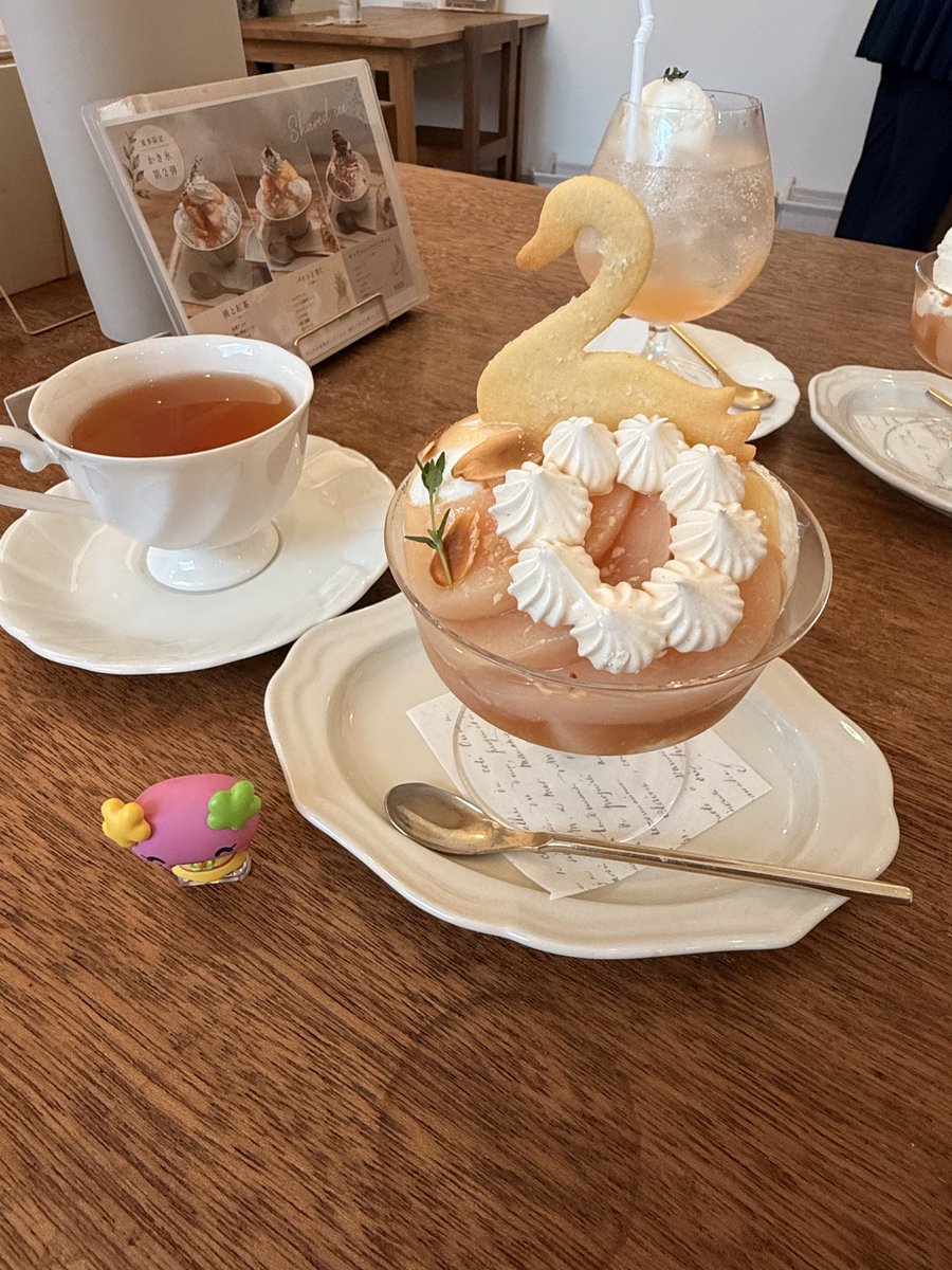Mseethelight's tweet photo. こないだ奇跡的に休み合って桃パフェ滑り込み延長戦できた
FSK全忘れのマヌケだったからカバンに入ってたふらわっちが代理🥲全部おいしかった！また来年〜🍑

 #ゆうもひパフェ部 https://t.co/gbYDWpr5oI