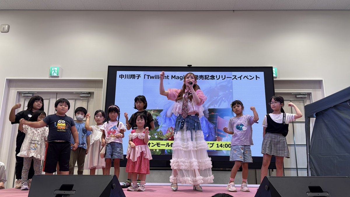 shoko55mmts's tweet photo. 盛岡！みんながあたたかくて優しくて
20周年記念にまた歌えたこと、会えたこと
新しい思い出が作れたこと　幸せいっぱいでした！子供たちが今日のこと思い出���なったら嬉しいなぁ！みんなの応援で歌えたんだありがとう！またくるよ！またね！

#しょこたんトワイライトツアー https://t.co/BRyfdU7QTy
