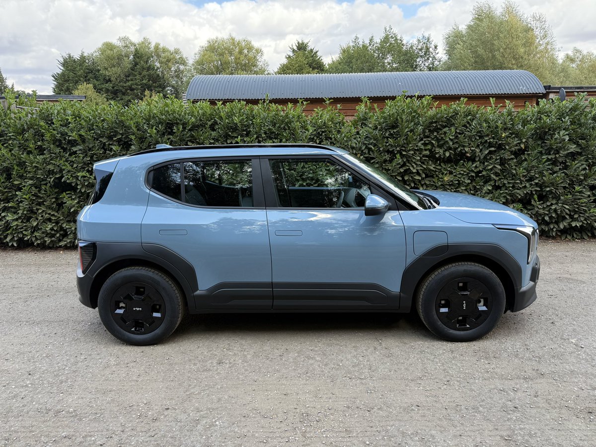 YTimesMotoring's tweet photo. New Kia EV2 ‘Air’

Price from £24,245 after grant.

Combined range 275 miles
10-80% charge in 30 mins
0-62mph in 9.5 seconds.

Full review 👇🏽

https://t.co/B3afCunsGr

#KiaEV2 #KIA https://t.co/XcBOV6KreA