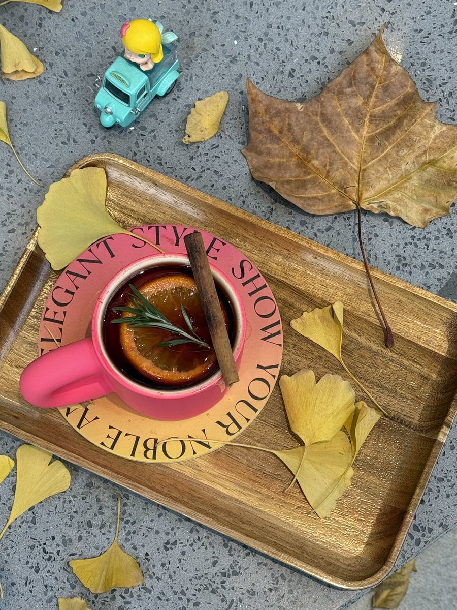 skamassa's tweet photo. Cool breeze, fallen leaves, and a warm latte in hand—autumn’s perfect little vibe is here https://t.co/dJTrgH3Uig
