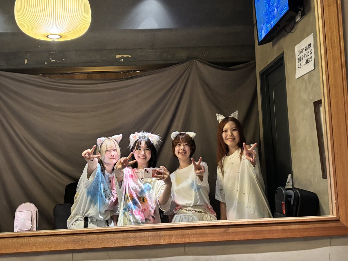 risuto_neko's tweet photo. 本日は下北沢Flowers Loft
ありがとうございました🐈‍⬛✨

朝から会いに来てくれた皆さん、一緒に熱い時間を作ってくれてありがとう！！
今日もみんなの声と笑顔に、
たくさんのパワーをもらいました🔥

次のライブも一緒に、
最高の瞬間を鳴らそう！

next▶︎
9/13(日)稲毛海浜公園&amp;下北沢HOLIC https://t.co/3oeUDgT1uq