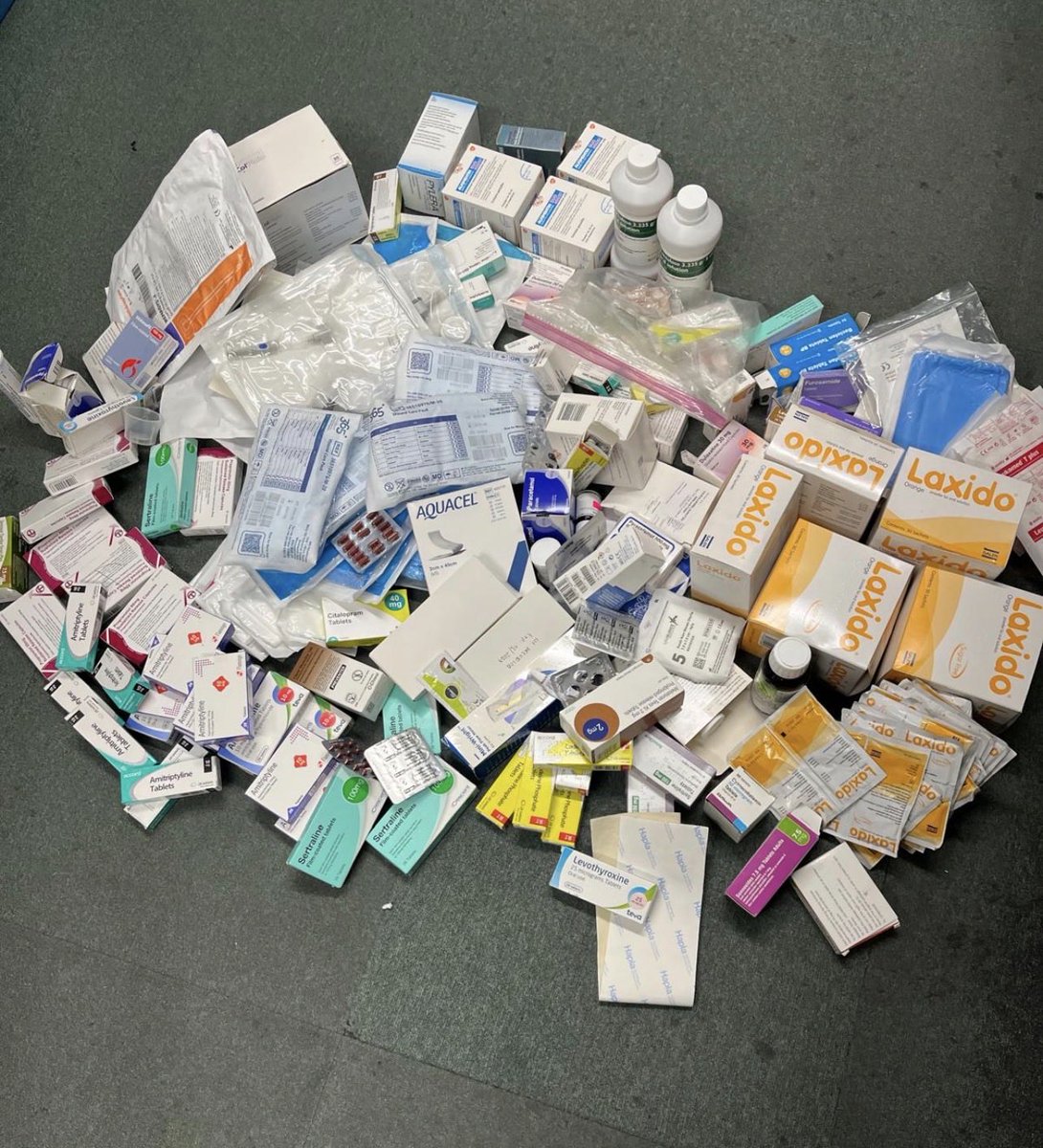 LeylaHannbeck's tweet photo. This picture below illustrates the problem. These are returned medicines to pharmacy by just one patient and we have plenty more examples across the country. 

Extending period of treatment to 56 days or 84 days for no clinical reason contributes to medicine wastage and costs the NHS money as none of these returned medicines can be reused. This also contributes to patient safety issues. We have raised concerns with NHSE since months and asked them to issue guidelines to ICBs, but no results yet.