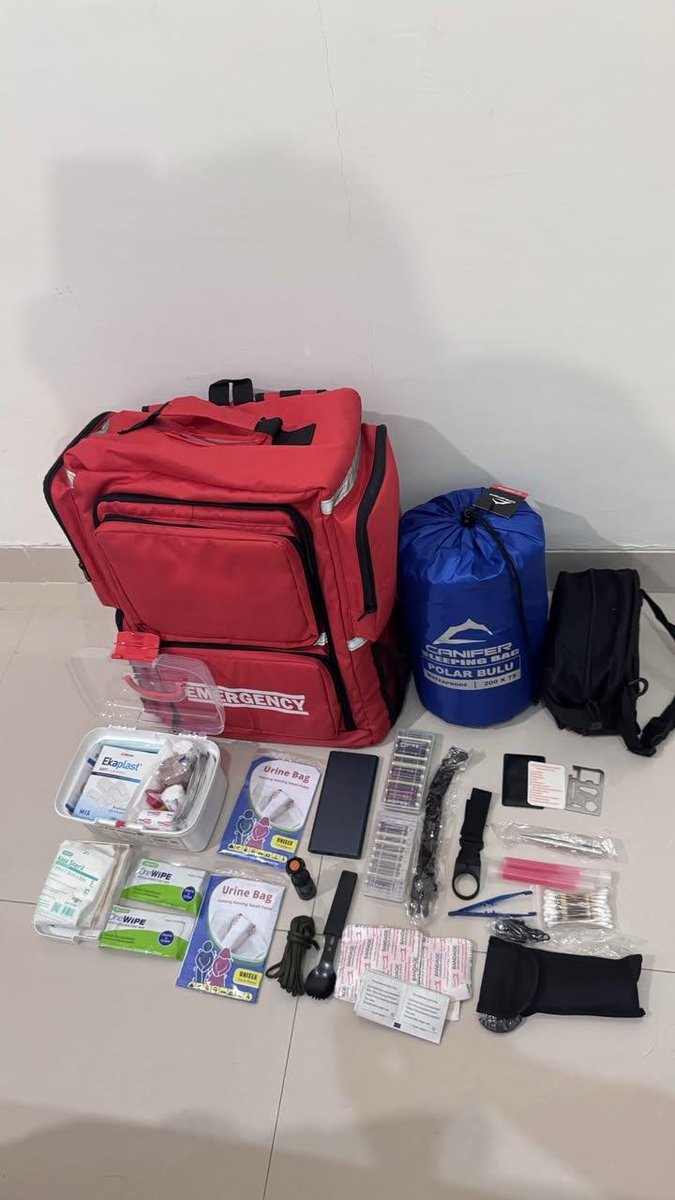 eliyaa2026's tweet photo. Gak ada salahnya ya siapin emergency bag, isinya survival kit kaya emergency blanket, makanan instan, senter terus surat2 berharga dll. Semoga kita selalu dalam lindungan Allah, yuk saling cek. Saling ingetin apa aja yang kurang diantara kita??? https://t.co/JyzRYFgu8k