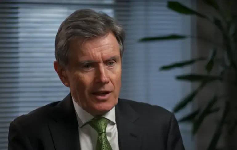 SavchenkoReview's tweet photo. 🇬🇧🇺🇦 Real negotiations to end the war may only begin in 2027, says the former head of British intelligence MI6.

John Sawers believes that a full-fledged agreement between Ukraine and Russia is unlikely before the spring of next year. In his view, Moscow and Kyiv will first have to face even greater military and economic losses.

However, he believes the most realistic scenario is not a peace treaty, but a return to the level of hostilities after 2014—that is, simply a reduction in the intensity of the war.

In his view, sustainable peace is virtually impossible as long as Putin remains in power.