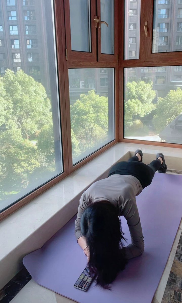 JessicaKron's tweet photo. New week, fresh routine! Go to bed before 11 PM, wake up at 7 AM, and sneak 10 mins of morning stretches—small shifts = big energy boosts for work u0026 daily vibes. https://t.co/SFH6hMlQsf