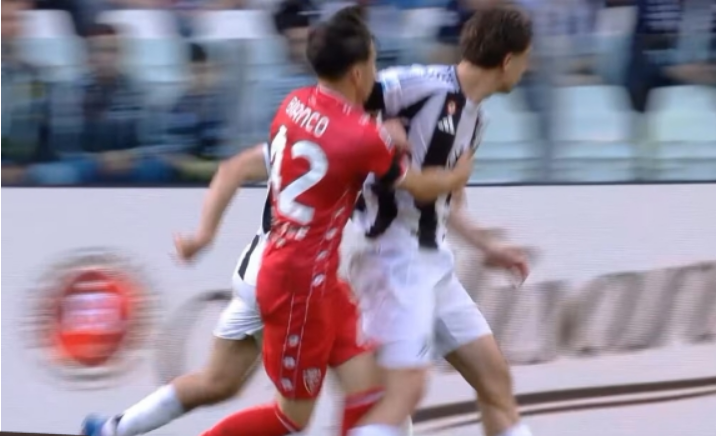 ladolcejuve's tweet photo. Per questo fallo molto meno violento di quello del prescritto, Yildiz è stato squalificato per 2 giornate, si è scusato e ha pagato..in inter napoli Lautaro doveva essere espulso per ben due volte ma niente !
Questa è la #marottaleague https://t.co/u0nVMkMcJi