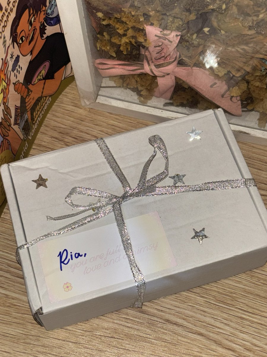 axhria's tweet photo. vvv pretty package 🫶 thank ü so much @likhaniry for these goodies! i reallyyy appreciate ur kindness and ur art huhu so many freebies!!! looking forward to our future transactions 🌸  #withlnry https://t.co/sMpfxDi5os