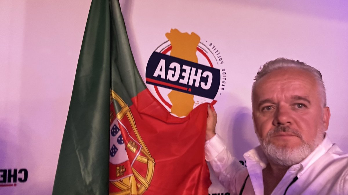 Adrian76385086's tweet photo. Ontem, no encontro com militantes e colegas do partido, tive o prazer de conhecer André Ventura.    
  Falámos do que realmente importa: como salvar Portugal.
A insegurança cresce todos os dias e os governos continuam a olhar para o lado. 

Portugal merece melhor. 🇵🇹 https://t.co/o42I1qiPWK
