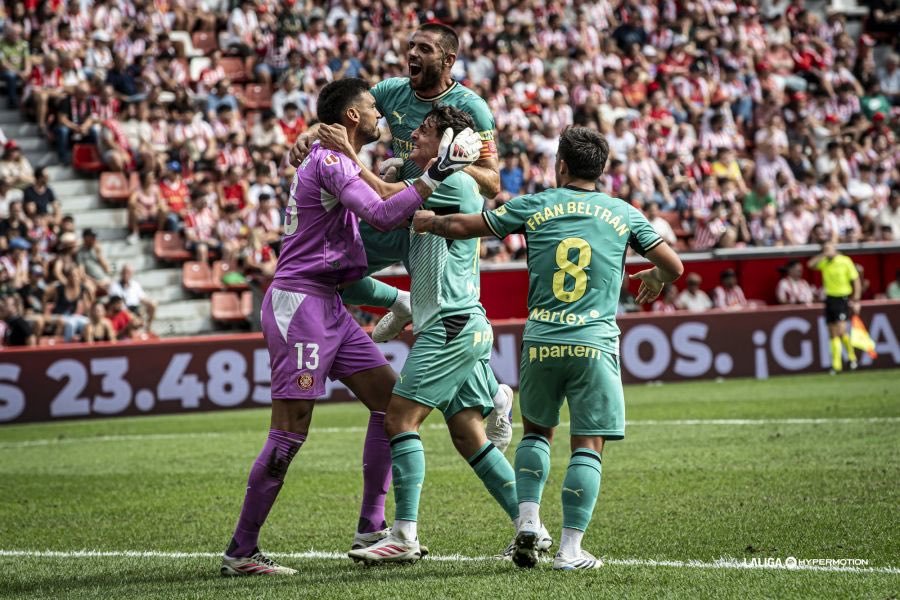 madomaytal's tweet photo. Aquesta foto per mi es la mes maca e important del partit d'ahir 🍍

Tots units @GironaFC ♥️🤍

Bon diumenge a tothom https://t.co/bW1WoDCQta