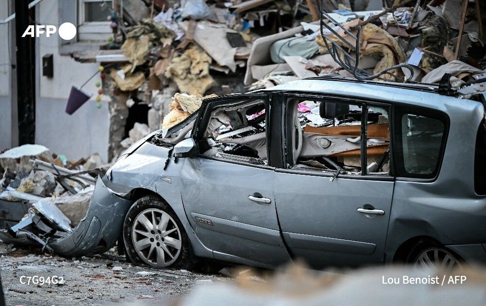 afpfr's tweet photo. 🇫🇷 Aubervilliers: un enfant de deux ans est décédé et sept personnes ont été blessées, dont deux grièvement, dans une fuite de gaz qui a entraîné l'explosion samedi soir d'un pavillon à Aubervilliers. https://t.co/4aSK9fB8DP