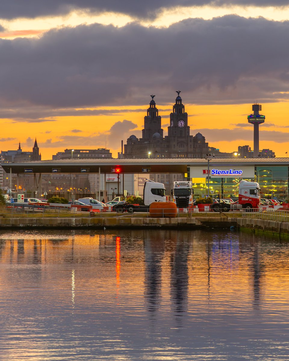 LiverpoolVista's tweet photo. Liverpool reflections on Alfred Dock, Birkenhead. https://t.co/jIkJD5reez