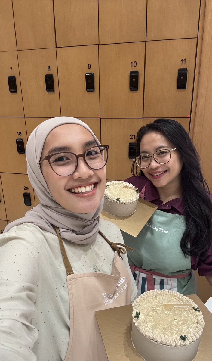 ellyaqul's tweet photo. Weekend berfaedahku kemaren kelas trial di Abc sama temenku nemenin kenalan dari X lagi soalnya dia hari ini ulang tahun jd pengen bikin cake ultah sendiri.
Yang dibikin kemarin Hojicha Chiffon Cake, cake chiffon yang dikasih krim campuran hojicha trus atasnya dikasih jelly. Chiffon cakenya rasa yuzu jd ada asem2 dan aroma jeruknya. Paduan rasa tehnya sama jeruknya kawin bgtttt enakk.
Kalian ada yg pengen bikin cake ultah sendiri juga kak bulan ini??sinii dm akuuu 😁