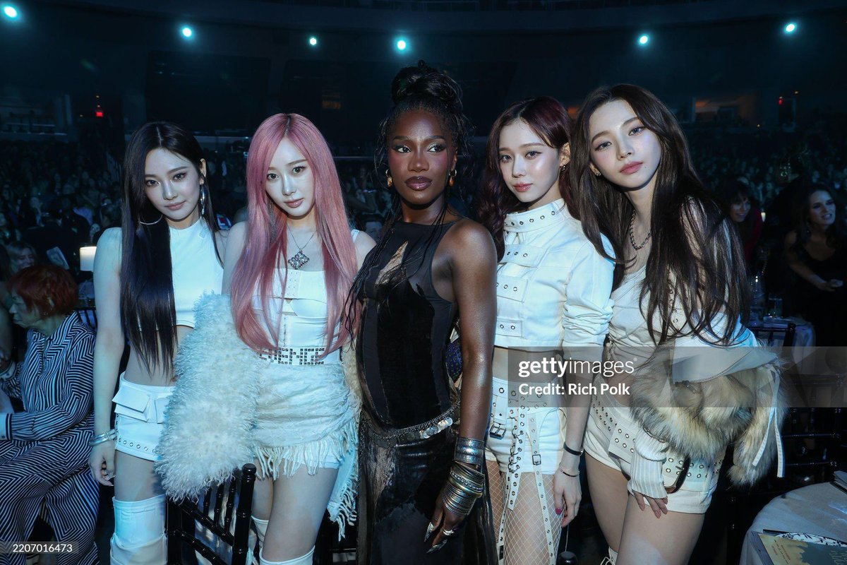 acidangelafrica's tweet photo. racism is when aespa shuffle nervously around doechii, an artist they adore, to make sure she’s the center of the photo at a night commemorating them both as leading women in music and they don’t want physically move her into place or touch her without her permission… https://t.co/A9Sz7qf426