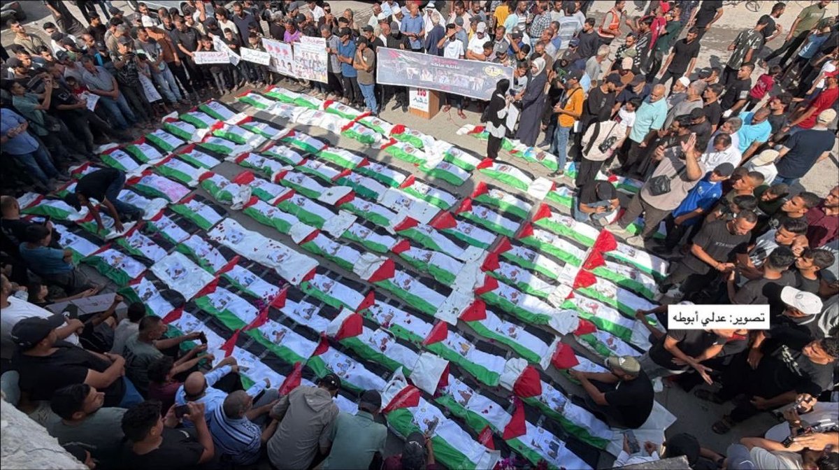 KRaira_Ahmed's tweet photo. غزة صباحاً: 

من مراسم تشي��ع 100 جثمان بعد انتشالهم من تحت أنقاض مبان مدمرة في حي الزيتون بمدينة غزة.

- لماذا كل هذا؟ https://t.co/kAfH3GbILp