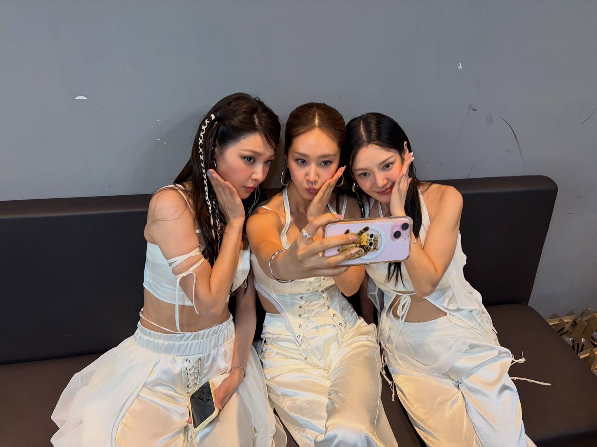 mydearsy_'s tweet photo. 셀카좀제발풀어줘제발. 제발요제발plz https://t.co/luS8anmS3G