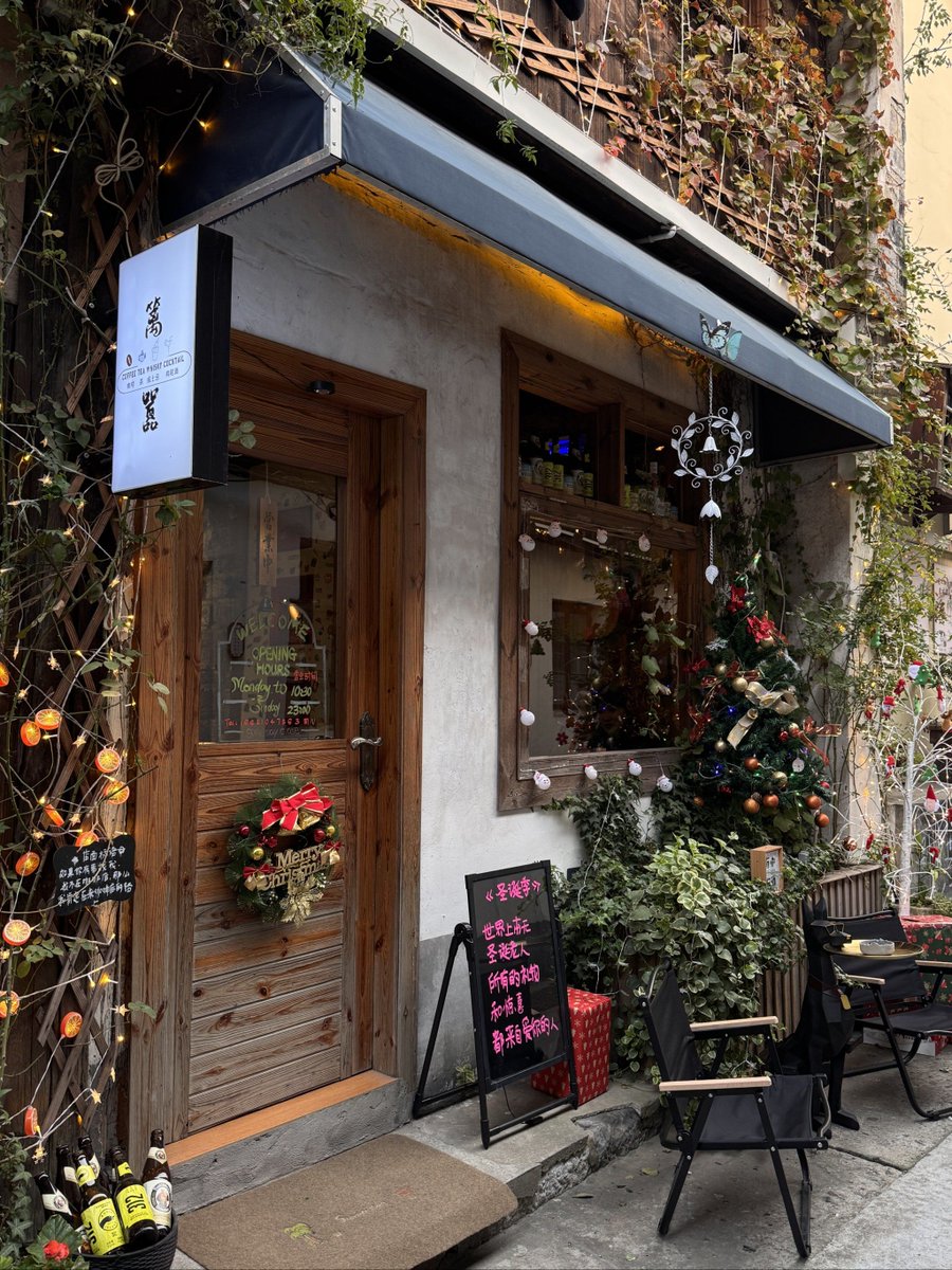 FiorellaMicozzi's tweet photo. Rainy afternoon street vibes – old shop signs, strangers laughing, and that little coffee shop glow hitting just right. https://t.co/gGWCul1XyR