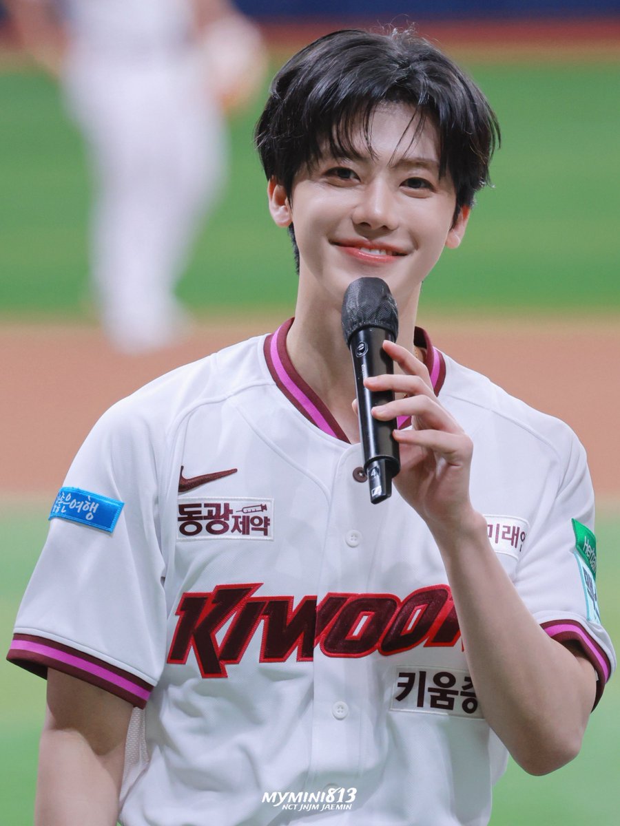 asjaemine's tweet photo. reading kiwoom fans’ tweets about jaemin🥹

“Jaemin fans, NCT fans, Kiwoom Heroes don’t play games like this every day. I’m telling you this in advance. Please never become fans, don’t be fooled. I’m saying this with all sincerity because we’re truly grateful to you for being victory fairies. I sincerely hope you’ll only love Jaemin and won’t end up changing your character because of this.”

“But we’d really appreciate it if you could acquire the team, future owner Jaemin-nim.”

they really love him 😭