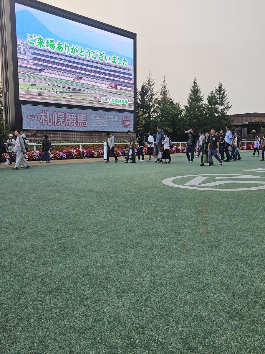 StayHalo's tweet photo. 開催最終日
札幌競馬場の芝コース
パドック入場できて楽しかった

北海道でお迎えしたスペシャルなスペくん☺️ https://t.co/2F7CkgmuPm