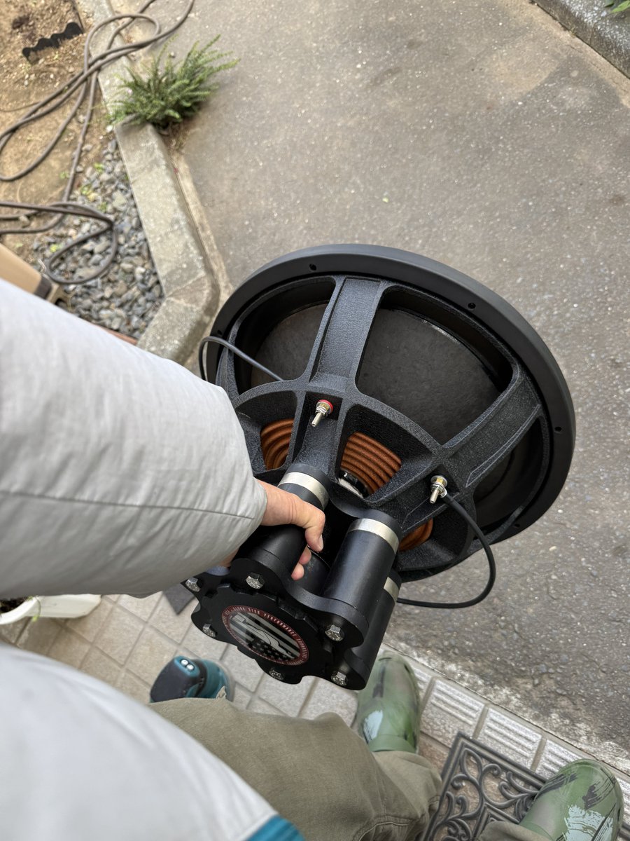 Basshead2715's tweet photo. ポート300mmくらい伸びてコーキングも塗装もひと段落したからテスト
鋼製束を合計3本流して、来週末は横にもう1本流す
横の鋼製束流したら、ボックスと車体の隙間埋め
14Hzがちゃんと鳴ってくれるようになったし、まだ70Hzまで鳴らせる🔊🌪️ https://t.co/5mnwk6ybwM
