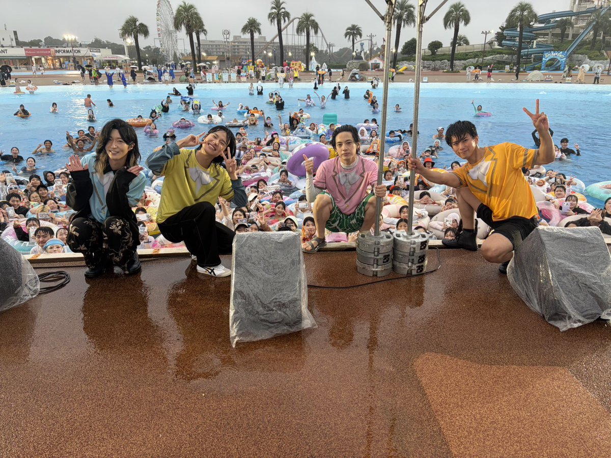 monaki_official's tweet photo. ケンケンです🗡️
本日は よみうりランド プールWAIモナキスペシャルライブでした！
初のプールステージでのパフォーマンスいかがでしたか？？
雨の中待っていただき本当にありがとうございます！！
晴れてたら本当気持ちよかったんやろなぁ☀️
晴れの日にまたリベンジしたいなぁ〜
野外のイベントは雨ばかりでモナキの雨男は一体誰なんでしょうか☂️

きていただいたモナカマのみんな！今日は暖かくして寝てな〜！！

では！！

#モナキの日常
#山本さん日記始めました