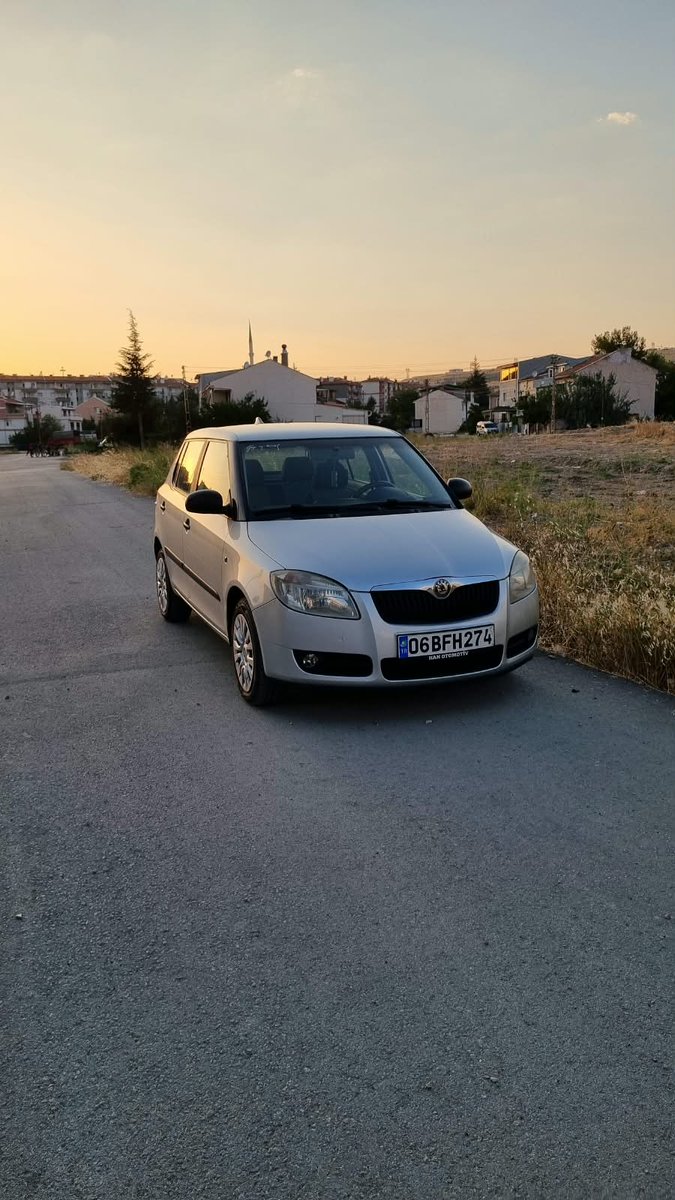o1kaleci's tweet photo. 28 yaşında, ruhsatında adımın yazdığı ilk arabam olur kendisi. Daha 1 sene olmadı. Hala beraberiz kendisiyle. Her göz göze geldiğimizde salak gibi gülümsüyorum https://t.co/qXrhsZL6G7