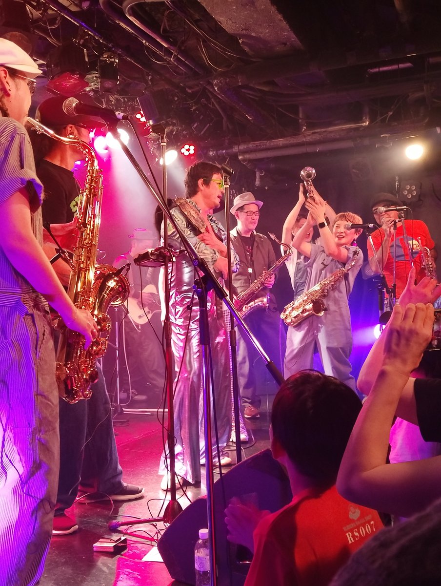 NorthMarineDri2's tweet photo. ソールドアウトだから
箱はパンパン
踊ってる人に押され流され
だんだんと落ち着くポジションを確保
2時間立ちっぱなしは辛かったけど
ライブめちゃくちゃ楽しかった❗️
最前列のお子様たち
コノヒトハ ナニヲヤッテルンダ?
#ワントラックマインド
#onetrackmind
2026.09.05 https://t.co/W7MQbze5G6