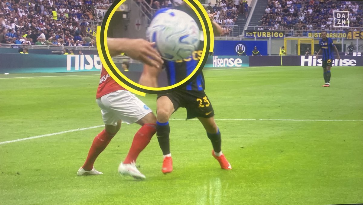 ZZiliani's tweet photo. Inter-Napoli 3-2, bella come la più bella delle partite di Champions: prodezze, topiche e colpi di scena inenarrabili a cancellare lo sconcerto per l’uccisione del VAR ormai certificata
Incredibile ma vero, a contribuire al memorabile spettacolo è a tutti gli effetti anche il Napoli del teorico dell’anti-calcio Max Allegri: che nel finale però ricade in tentazione e viene subito punito. Intanto alla Roma che nel recupero ribalta l'Atalanta vige la legge di Murphy all'incontrario: se qualcosa può andare dritto, con Gasp lo farà

Di partite belle come Inter-Napoli 3-2 (ma anche Roma-Atalanta 2-1 non ha scherzato), bella come la più bella delle partite di Champions non ne vedremo probabilmente più molte; vale dunque la pena parlarne. Ma poichè le cose dello sport perdono importanza - credo sarete d’accordo - di fronte ai temi che toccano da vicino la vita e la quotidianità della gente, mi scuserete se interrompo per un attimo il mio articolo per un annuncio importante che ha a che fare col problema della disoccupazione in Italia. Un problema, udite udite, che sta per essere definitivamente risolto grazie alla creazione di migliaia di posti di lavoro per lo svolgimento di una mansione alla portata di tutti: l’addetto al VAR.

In collaborazione tra governo Meloni, FIGC e e AIA verrà diramato a breve un comunicato di cui sono entrato in possesso e che testualmente dice:

“A.A.A Nuovi assistenti VAR e AVAR, di qualsiasi età, sesso e professione religiosa cercansi. Non è richiesto alcun titolo di studio - è sufficiente la licenza elementare - e nemmeno la conoscenza del regolamento del calcio. Per adempiere al compito sarà sufficiente presentarsi in una qualsiasi sala VAR tra le migliaia che verranno aperte nei prossimi giorni sul territorio nazionale, prendere posto alla scrivania, assistere alla partita di qualsiasi serie, dalla A alla Terza Categoria, sui monitor di studio e attenersi alle disposizioni date: cioè non fare niente (è anche permesso dormire) astenendosi nel modo più assoluto dal richiamare l’arbitro alla revisione di un’azione dubbia o contestata anche in caso di evidenze “splatter” come tibie fratturate o teste sanguinanti o di evidenze insolite come palloni tenuti con due mani in area da giocatori che non siano il portiere. Qualsiasi cosa accada è dovere dell’assistente VAR non fare niente. Le assunzioni saranno a tempo indeterminato. Per ulteriori informazioni telefonare AIA ore pasti. Astenersi perditempo”.

Dopo aver adempiuto a questo dovere civico, e tornando seri, prima di riprendere il filo del discorso propongo di osservare un minuto di silenzio in memoria del VAR improvvisamente scomparso all’età di soli 9 anni. Gli volevamo bene tutti (tranne Orsato). Ci mancherà.

Dicevo: la partita Inter-Napoli 3-2 andata in scena ieri a San Siro è stata un capolavoro di una bellezza sfolgorante. E poichè all’inaspettato, spiazzante e travolgente spettacolo hanno contribuito entrambe le squadre, una delle quali è il Napoli di Massimiliano Allegri, cioè l’allenatore che da anni predica e pratica l’anti-calcio con la A maiuscola, comprenderete come lo stupore, lo sbigottimento e la meraviglia...

P.S. L'articolo continua sul mio profilo “Palla Avvelenata” su Substack  https://t.co/l4gP5JEXPE   
Se sei stufo di leggere balle e ti va di avere un po’ di sana contro-informazione, valuta la possibilità di abbonarti: 6 euro l'abbonamento mensile, 60 quello annuale. "Palla Avvelenata" è un best seller di Substack e ha abbonati anche all'estero
