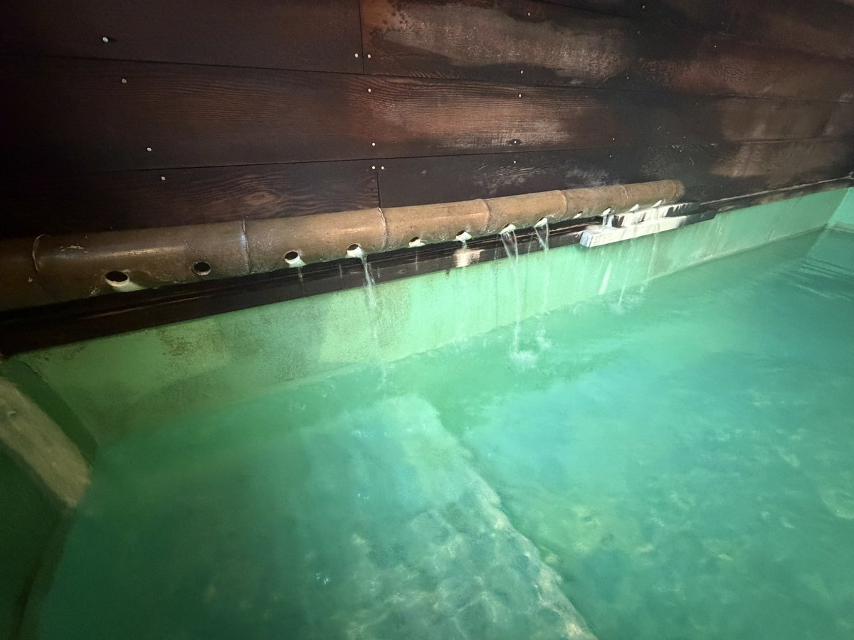 extends_inori's tweet photo. 以前は熱々に感じた須川の中浴場は夏油の修行が効いたのか入れなくはない温度感でした。
なお内湯の半露天は廃止となっておりました。 https://t.co/8exm4KNwPi