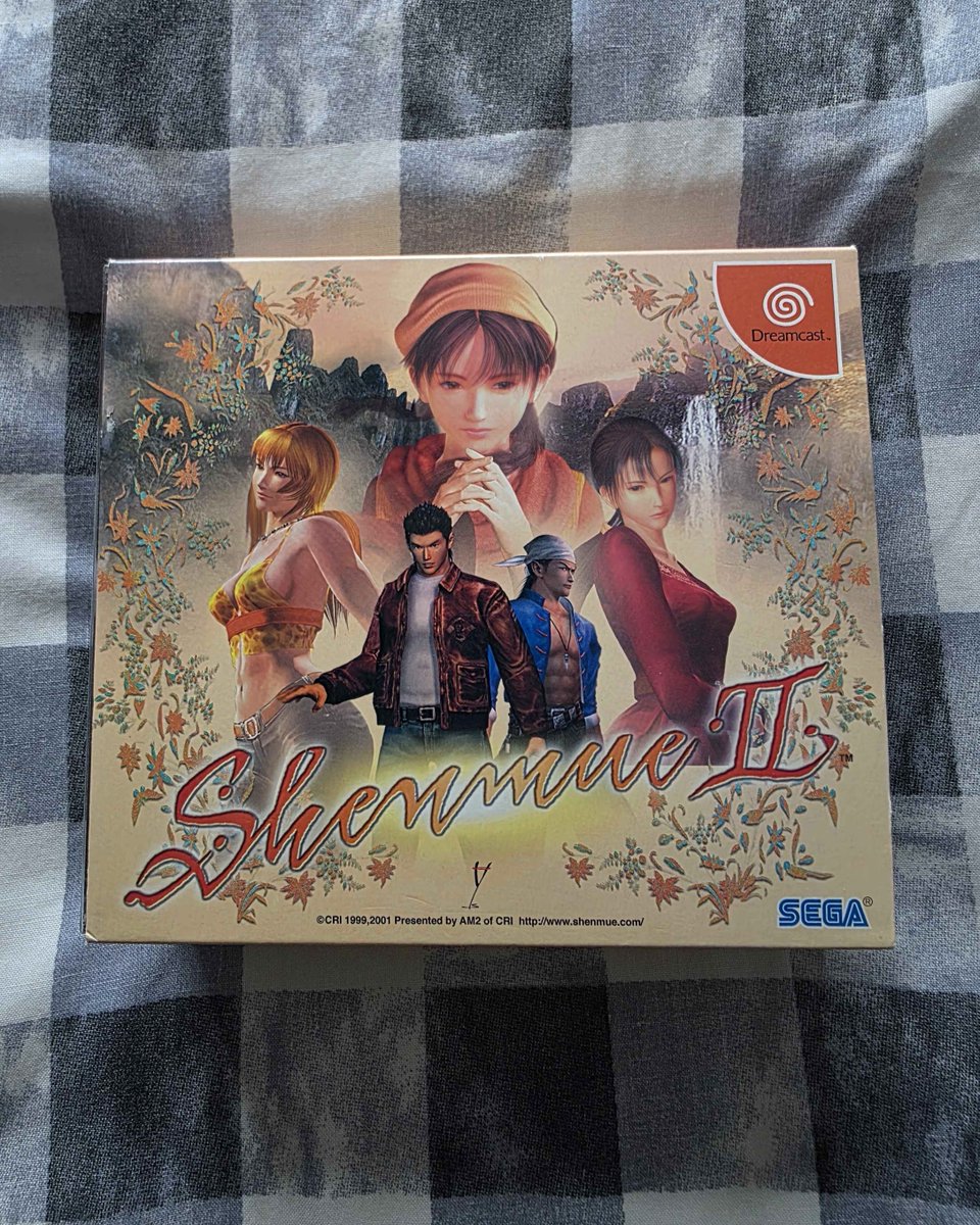 Shenmue_Dojo's tweet photo. On this day 25 years ago, @SEGA_OFFICIAL released Shenmue II in Japan! 🥳

From Wan Chai to Kowloon, and on to Guilin, the second instalment of @@yu_suzuki_jp's masterpiece took players on an epic adventure that raised the stakes of Ryo's quest, deepened the lore of the series, and taught players many important lessons. 

Fan favourite characters like Wong, Joy, Xiuying and Ren made the debuts, and Ryo and Shenhua's destinies finally collided. 

Happy 25th birthday, old friend. 🎂