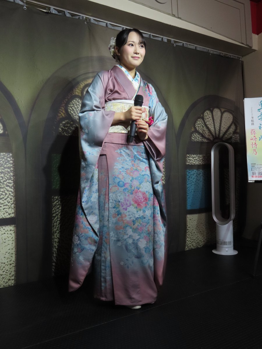 Gn43Hisa's tweet photo. #藤崎詩乃 さんのCPライブ🎶で #浅草ヨーロー堂 さんに🚃💨。
今日もたくさんのファンが集まりとても盛り上がりました😀
デビュー曲の #黒髪海峡 🎶からはじまりカバー曲の歌唱🎤も。
今日は歌っている詩乃さんをみていて、指先の動きがとてもきれいだったのが印象的でした🥰
#冬航路 https://t.co/15nRsuV70u
