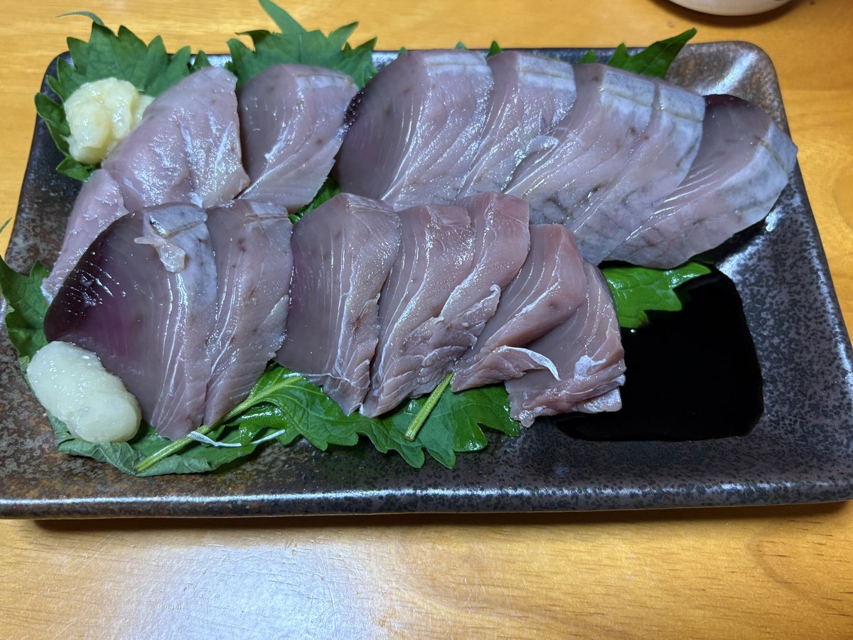 oomorilimitless's tweet photo. 鰹の刺身、大葉多め
今日はワサビじゃなくて生姜とニンニクでいただきます https://t.co/5V09KBJXuj