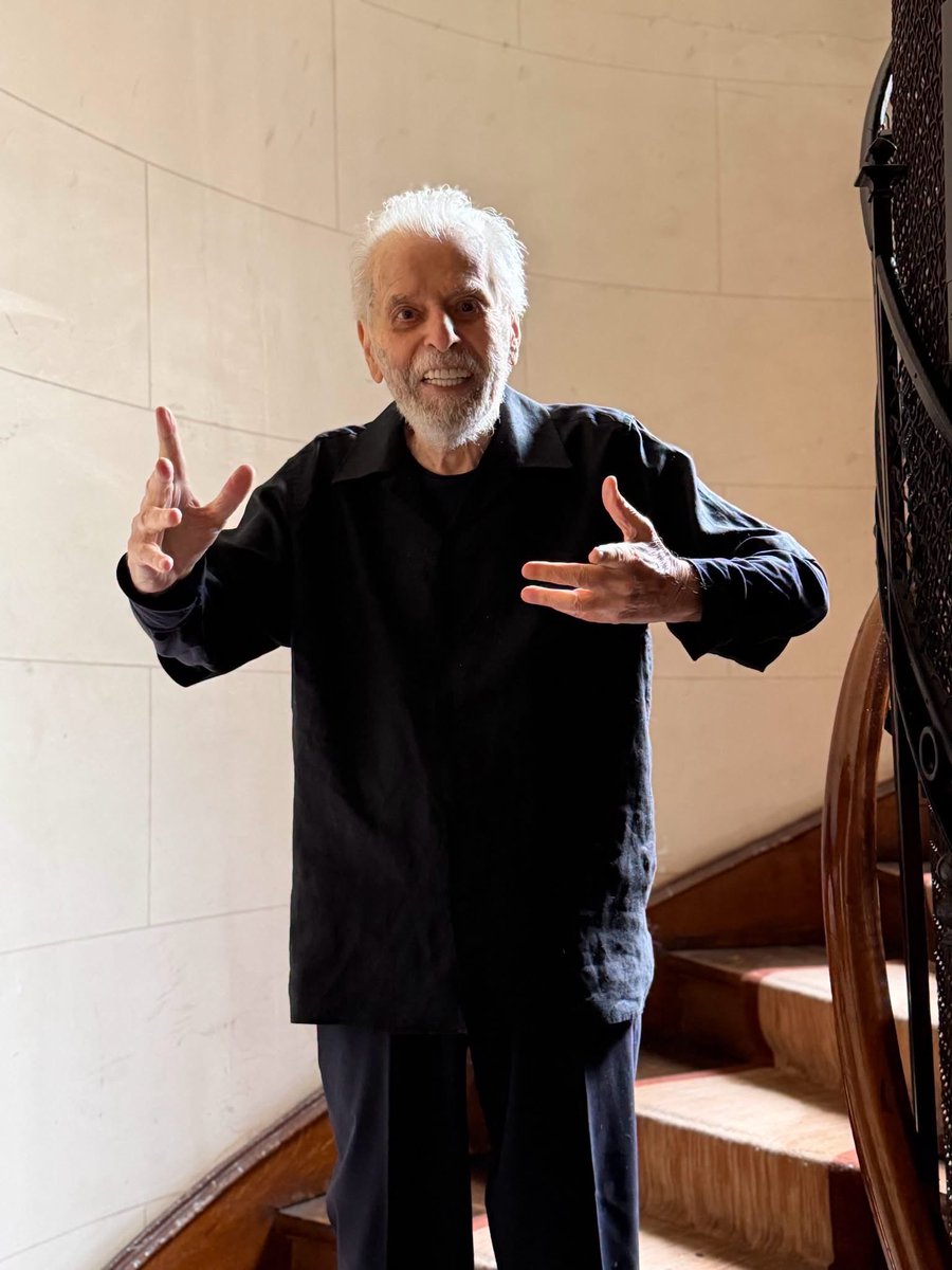 alejodorowsky's tweet photo. Hoy, este día domingo es un día de descanso, descanso alegre. Me alegro de estar contigo.

1. Convertido en aire 
sueño que me respiras. 

2. Crees meditar inmóvil.
Tu sombra se alarga.

3. Has devorado mis límites,
obstáculo que me guía.

4. Estoy siendo
lo que seré.

5. Salto 
sin red de recuerdos 
en el abismo de cada día.

6. Convierte 
la culebra 
en aureola. 

Crees ser más 
porque acumulas.

7. Violento abismo 

Decides morir para encontrar el secreto perdido.
Saltas fuera del espejo en medio de los derrumbes.
Dejando el camino aparente vas hacia el vientre luminoso.
Tu mirada se hincha de un vacío posible.
Atraviesas para siempre el umbral del infinito.
En el cáliz de la flor eterna desemboca la avalancha de tu alma.

…

Llegó el momento. Te envío un abrazo para la próxima semana,
Alejandro
.
Photo @PascaleMJodo