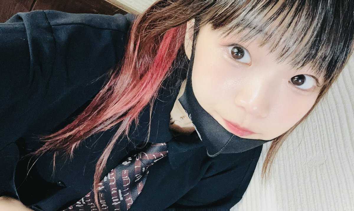 makinoko9910's tweet photo. 最近はネクタイをしてスタッフをすることが増えまして𓈒𓏸︎︎︎︎
現場の雰囲気に合わせてだけど、実はこのスタイルがお気に入りだったりする🙈✨️
そして久々にﾊﾟｼﾞｬｺﾞﾛ配信します！
今晩22時頃から！
晩ご飯作るのできてねー！🍳
https://t.co/NEYxOxtqzf https://t.co/pi003lU7nK