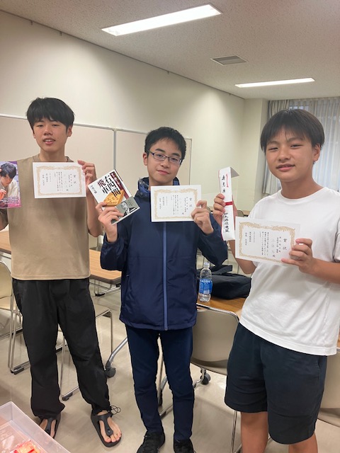 fukagawakiyuuka's tweet photo. 深川竜王戦、表彰式の様子です。有段者の部は、中学生トリオの上位独占でした。 https://t.co/flMFM2Y9kL