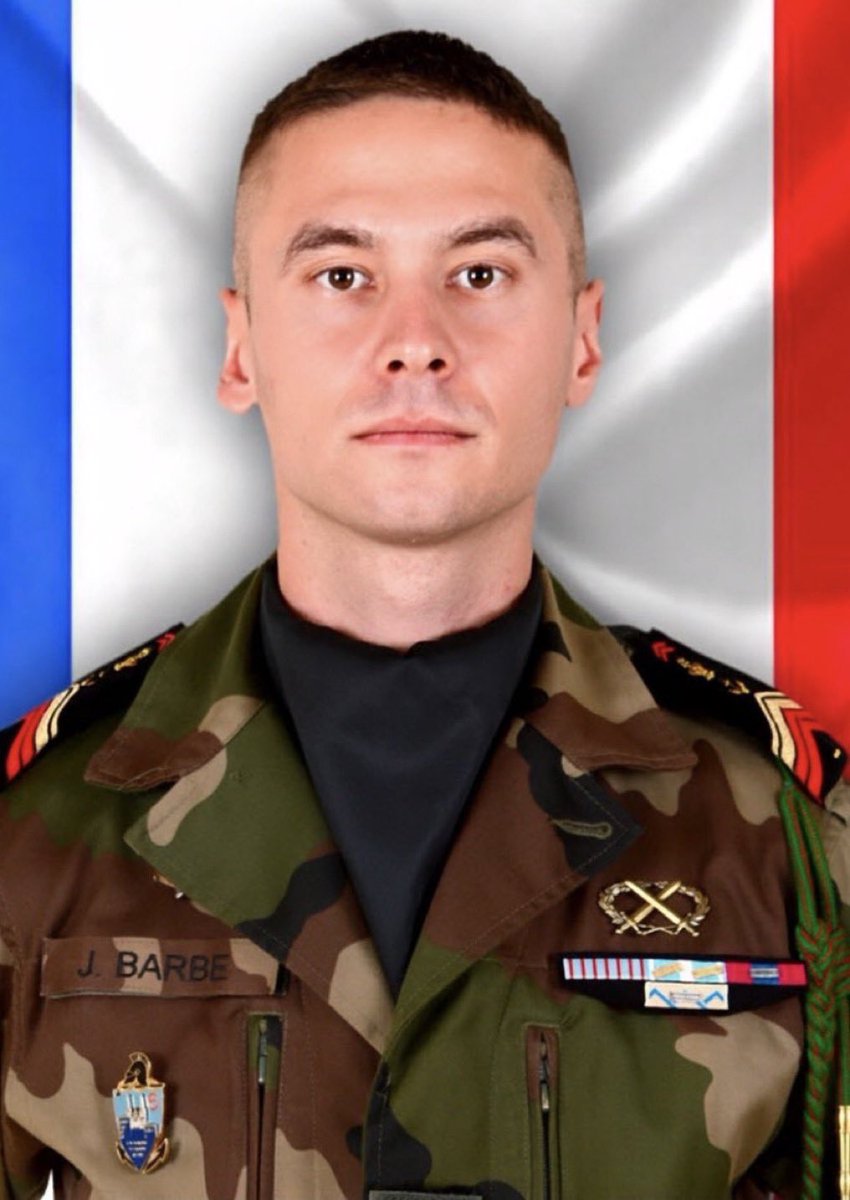 Fs_francaises_'s tweet photo. Le 5 avril 2017, le caporal-chef Julien Barbé du 6e régiment du génie mourrait dans une embuscade après un accrochage avec des terroristes au Mali.

Agé de 27 ans, marié avec deux enfants, Il est mort en héros, en combattant pour son pays la France.

Ne jamais oublier. 🖤 https://t.co/FgwQsD2sca