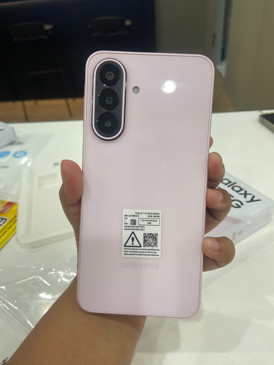 ccillaaakkk's tweet photo. @Miwonmicin Samsung a27 ka, semalem aku beli di store Samsung dpt potongan up to 1 juta, free adaptor, dpt poin Blibli 9000k an hehe

https://t.co/wyozfE7hfY https://t.co/fit8pzyw9g