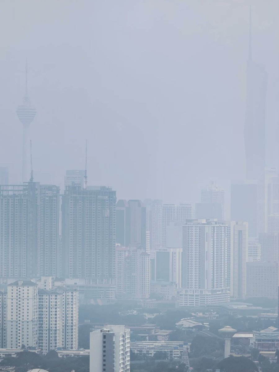 kasturi2u's tweet photo. Update Ahad pukul 2.36PM : Malaysia jerebu makin teruk yaa. KLCC, KL Tower, TRX semua tak nampak dah 😥 harap anak kecil boleh cuti sekolah esok, and semua boleh kerja dari rumah 🥹🫶🏻

Kita jaga kita 🤍 

📍Sentul, KL

Cc: adiazwari_ https://t.co/ZEqFQaqxC1