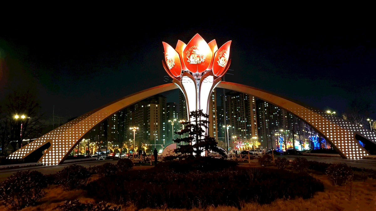 SueLuqiu's tweet photo. LED Rose Display✨
Watch this giant kinetic rose bloom after dark 
48m wide | 14m high
Outdoor P4｜84 custom‑shaped modules
Mechanically driven petals for realistic opening &amp; closing.
An urban landmark for plazas &amp; cultural‑tourism venues.
#LEDDisplay #CreativeLED #OutdoorDisplay https://t.co/j3Nq0Fz7Cu