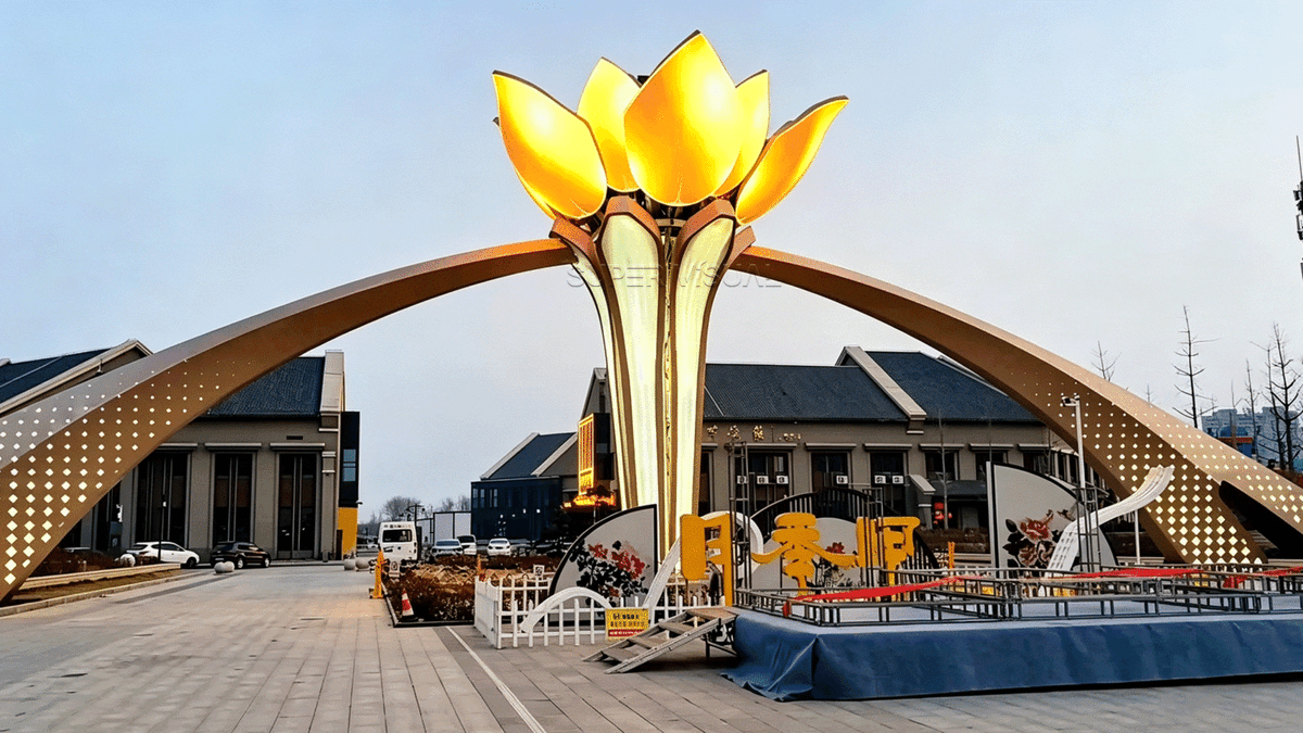 SueLuqiu's tweet photo. LED Rose Display✨
Watch this giant kinetic rose bloom after dark 
48m wide | 14m high
Outdoor P4｜84 custom‑shaped modules
Mechanically driven petals for realistic opening &amp; closing.
An urban landmark for plazas &amp; cultural‑tourism venues.
#LEDDisplay #CreativeLED #OutdoorDisplay https://t.co/j3Nq0Fz7Cu