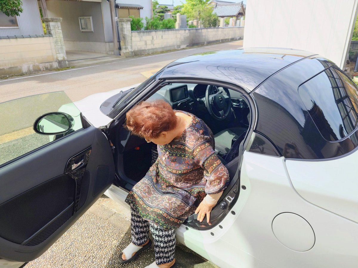 puusukepapa's tweet photo. いつもこうして真横に向いてお尻からポスっとシートにダイブ。このあと自分で足を車内によっこいしょと入れるのだから大したもの！もしかしたらコペンの助手席に自力で乗り込める世界最高齢女性かもしれない90歳8ヶ月のコペン小町…
ドア全開にしないと乗り込めないけれど…
#コペンGRスポーツ #コペG https://t.co/99oG5VFE88