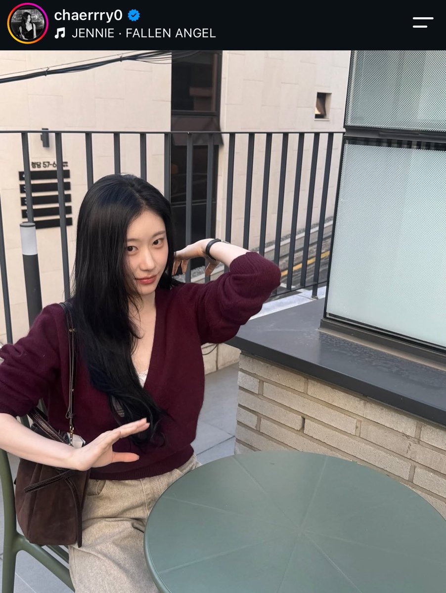 solobyruby's tweet photo. ITZY's Chaeryeong and STAYC's Seeun used Jennie’s “Fallen Angel” in their IG posts. https://t.co/OlWykeCuPA