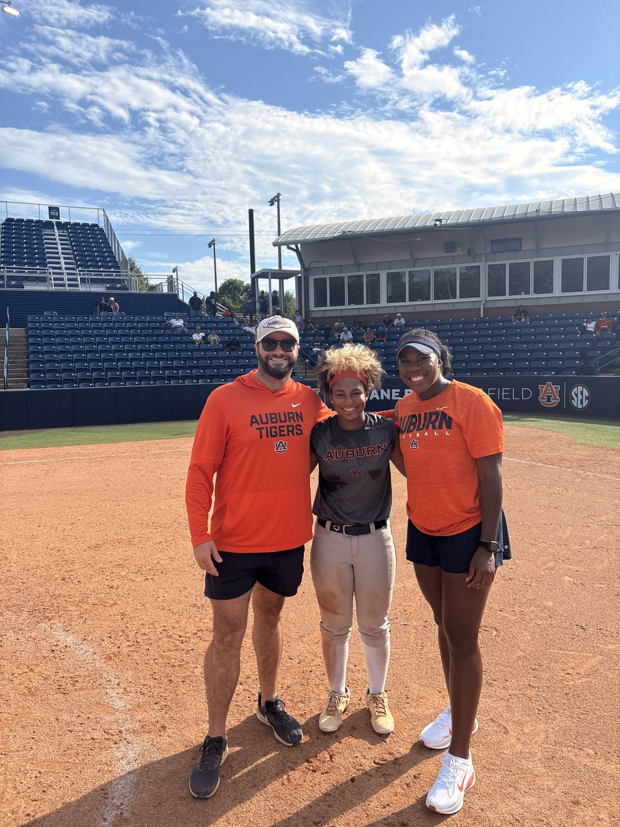 NoelleBanks2029's tweet photo. Thank you @AuburnSoftball for the great camp!! 🧡💙 Loved the environment, staff &amp; players! 🥎 War Eagle! 🦅
@rykerzc @DJSanders37 @KateMalveaux @CoachMalveaux @StarsNatColeman @starsnationalfp @_coachrachel @CompleteGame @DirectRecruits @ExtraInningSB @SBRRetweets https://t.co/taRx5zJjo1