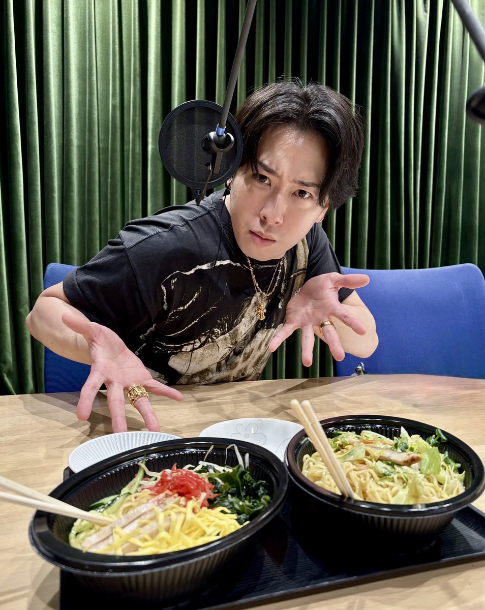 datesama_TBSR's tweet photo. 「今年まだ食べてない！」という舘様に2種類の冷やし中華を用意してみました〜

【しょう油】と【胡麻ダレ】
どっちが好きですか〜？？

冷やし中華を食べつつ…
皆さんの夏の思い出を紹介しつつ…
お送りしています✨🥢

#ロイヤルサロン https://t.co/GLtGTVKydf