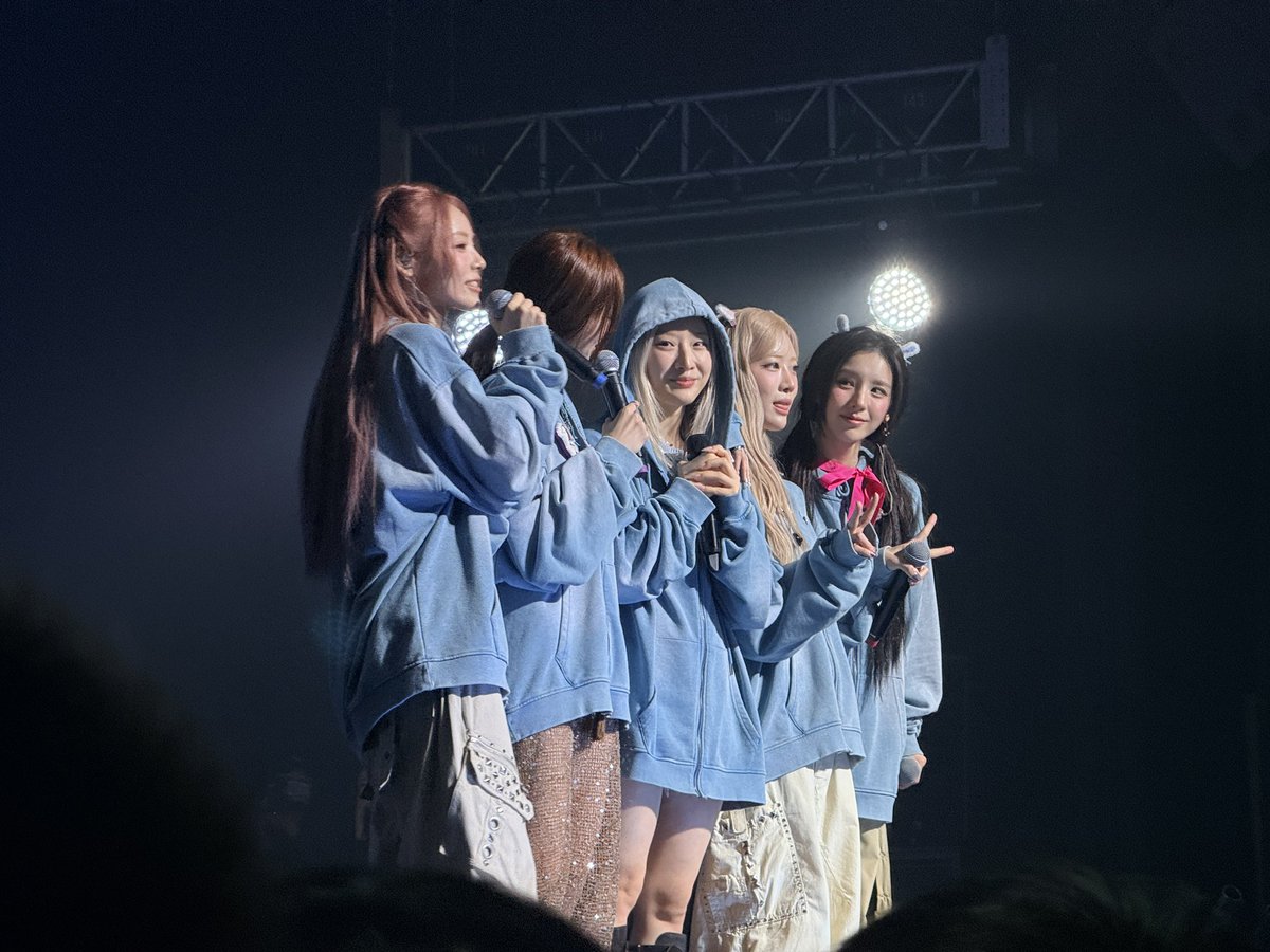 leavemeloona's tweet photo. OT5 ON STAGE I REPEAT HASEUL IS HERE https://t.co/alShj0TVhu
