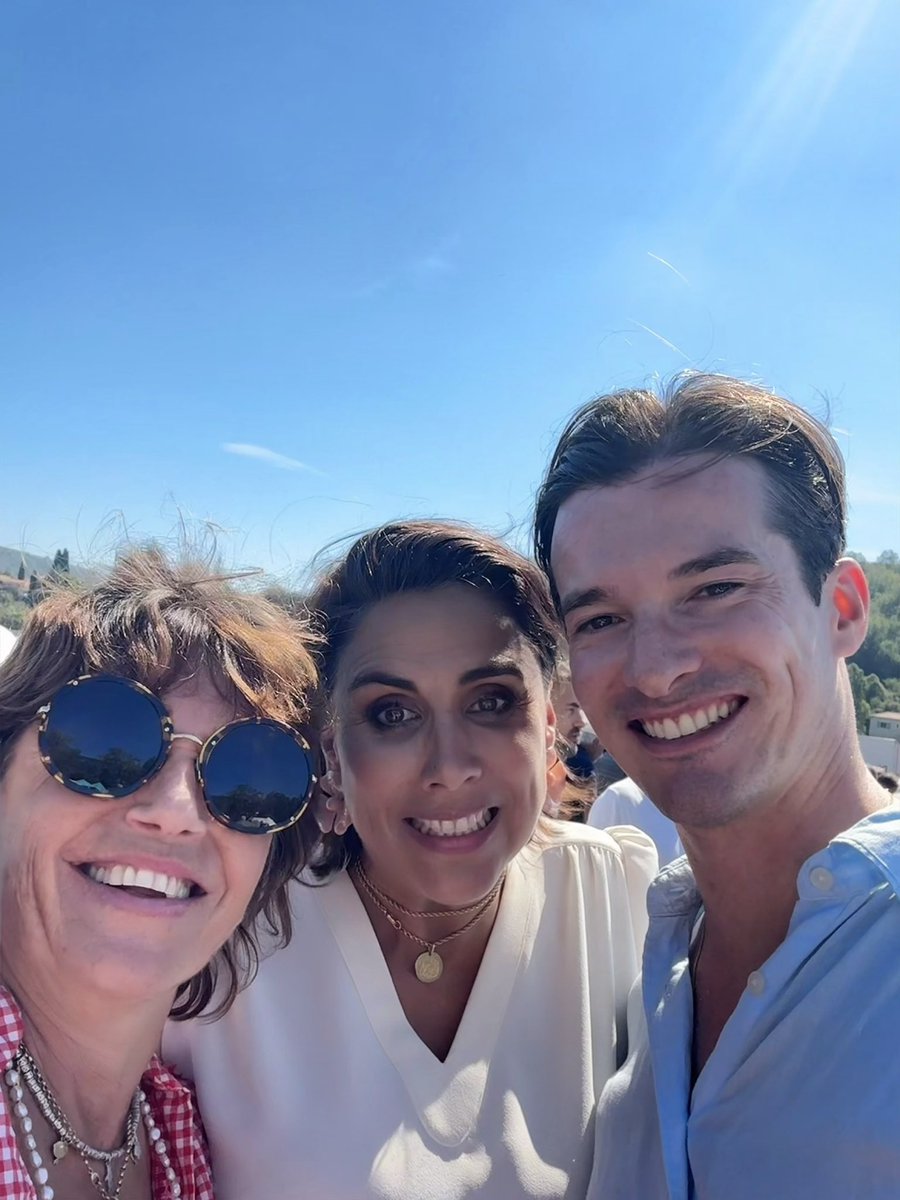 a_dupalais's tweet photo. 6000 amoureux de la France réunis autour d’@eciotti pour la grande rentrée du @partiudr ! 🇫🇷🌞
Bravo aux militants de notre belle fédération @udr_69 venus nombreux pour cette magnifique journée 💪 https://t.co/4cQ8T03zUP