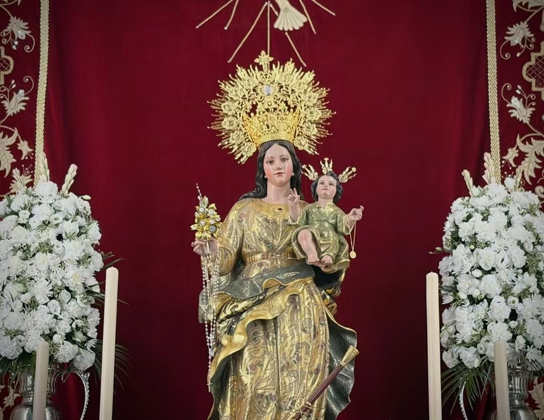 PatronasMalaga's tweet photo. Así luce Nuestra Señora de las Virtudes, patrona de Fuente de Piedra, para el triduo en su honor que comenzó en la tarde de ayer. A las 20h30 rezo del Santo Rosario y a las 21h00 Eucaristía. #VirtudesDeFuente https://t.co/tCG1esOD7K