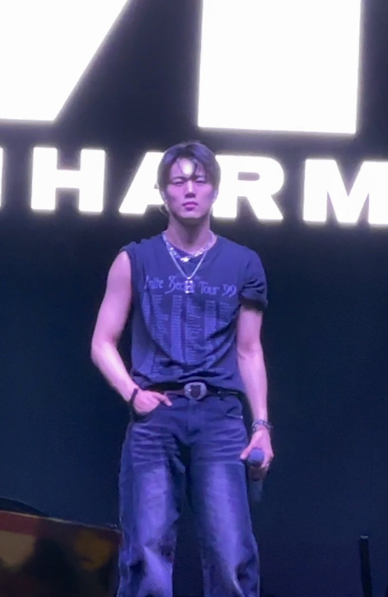 tofunutlatte's tweet photo. çakal yine konserde birilerine kitleniyor

#P1Harmony https://t.co/EynNYrr8ZC